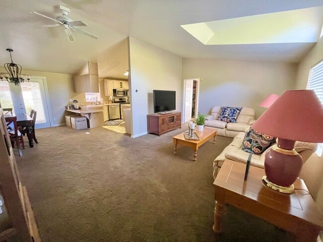 Building Photo - BEAUTIFUL HERITAGE 3 BEDROOM 2 BATH HOMEl ...
