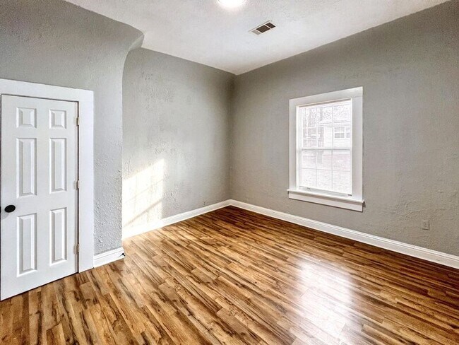 Foto del edificio - 1215 W 22nd St