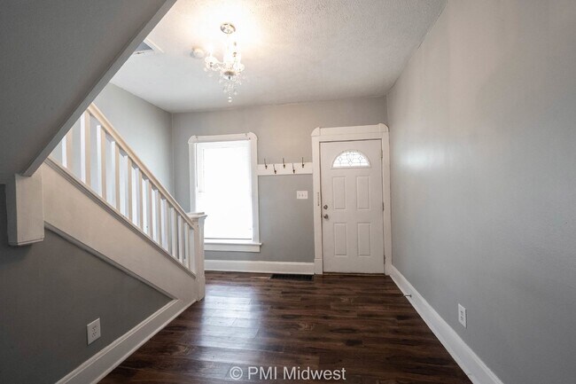 Foto del edificio - Charming 2 Bed Duplex in Indianapolis with Spacious Layout and Prime Location!