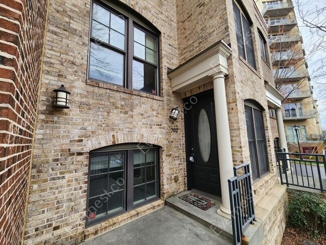 Building Photo - 702 Cosmopolitan Dr NE