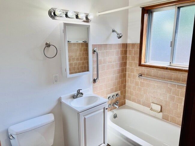 Building Photo - Single level 1 bed meets Mid-Century cool