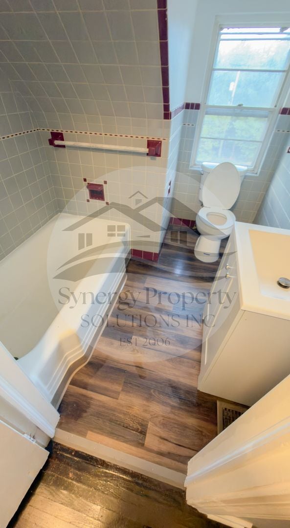 Building Photo - Large Home with In Law Suite