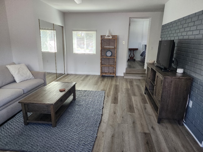 Building Photo - 1112 N Ontare Rd