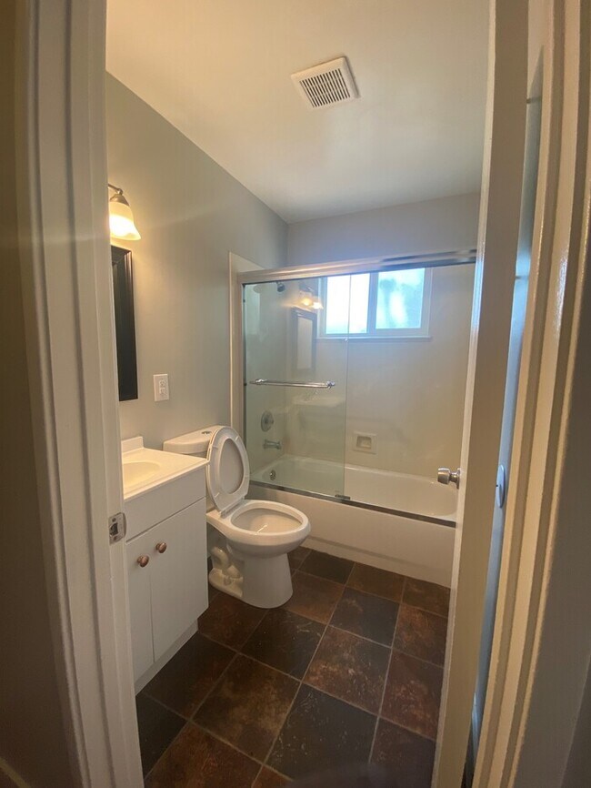 Building Photo - Beautiful Duplex in Rockin, CA!