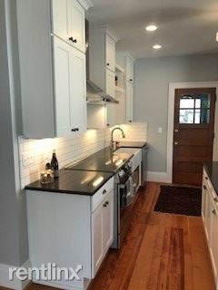 Building Photo - 2 br, 1 bath Apartment - 2401 SE Salmon St