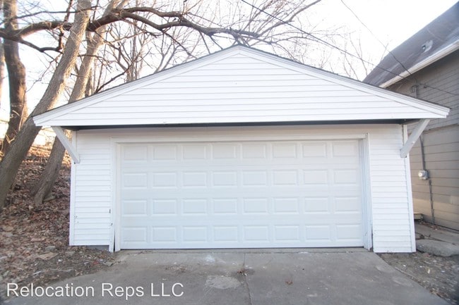 Building Photo - 4 br, 1 bath House - 616 E 6th St