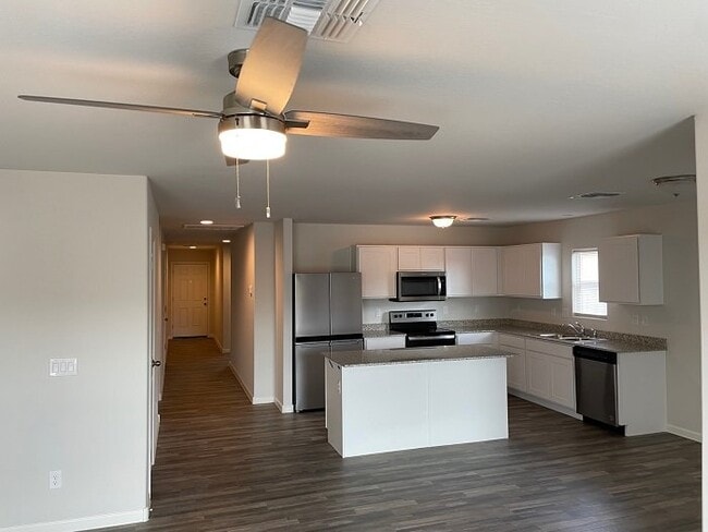 Building Photo - 801 Silvercreek Ln