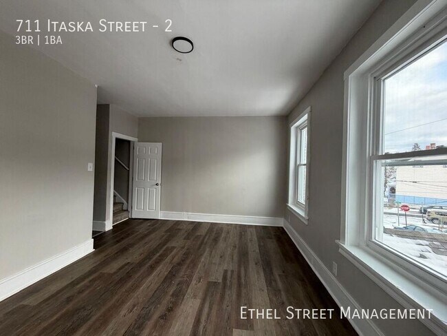 Foto del edificio - 711 Itaska St
