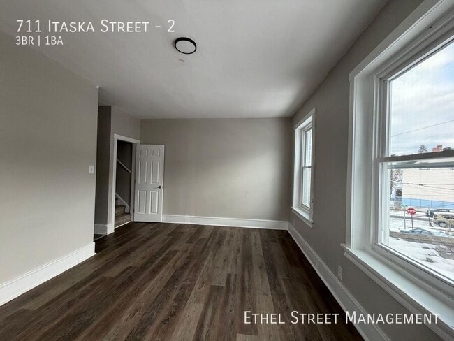 Building Photo - 711 Itaska St