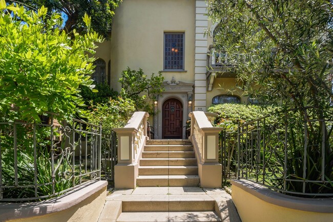 Building Photo - 302 N Orange Dr