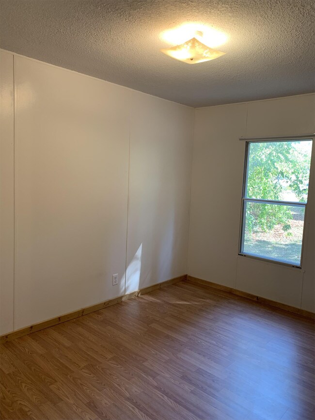 Building Photo - 586 Monroe St