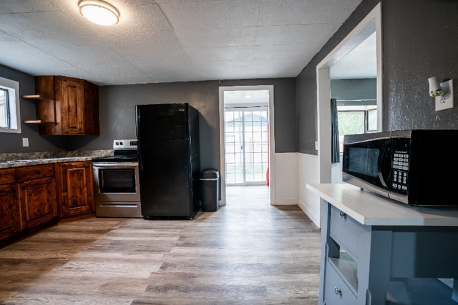 Building Photo - 41 Riverside Rd S