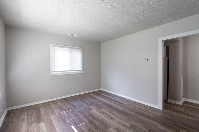 Building Photo - EAST SIDE 2 BEDROOM AVAILABLE NOW!