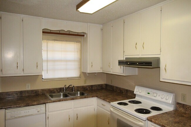 Building Photo - Lovely Brick Home with 3 Bedrooms, 2 Baths...