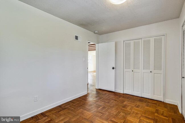 Building Photo - 4004 Beechwood Rd