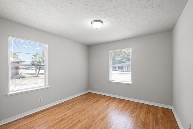 Foto del edificio - 8410 Bob White Dr
