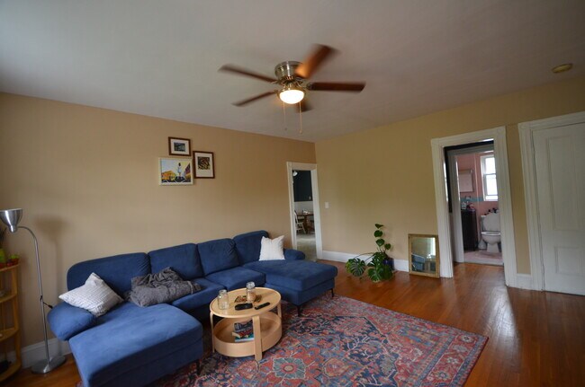 Sala de estar - 234 Cypress St