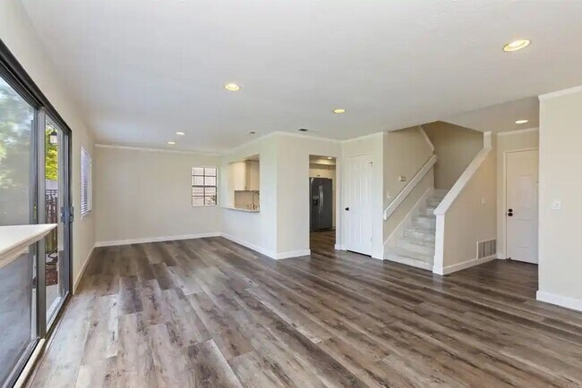 Foto del edificio - Upgraded La Costa Townhome