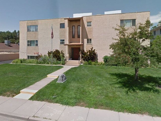Small 6 unit building - 715 Mc Clelland Ave