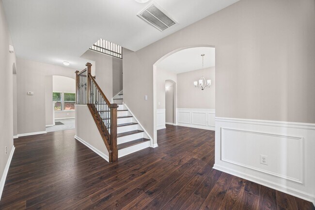 Foto del edificio - Spectacular 5 Bedrm, 3.5 Bath in the gated...