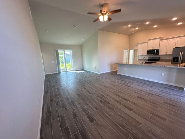 Building Photo - NW Cape Coral Home 4 Bedroom/ 2 Bath/ 3 Ca...