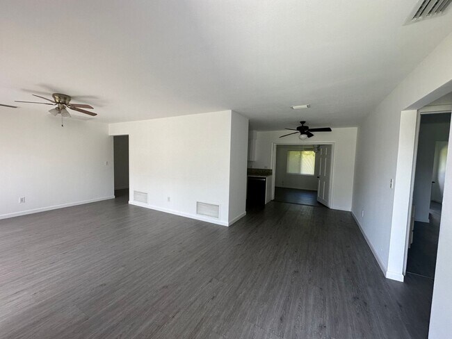 Building Photo - 3 Bed, 2 Bath Spacious Single Family Home ...