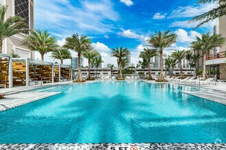 Beautiful New Pool - Marina del Mar