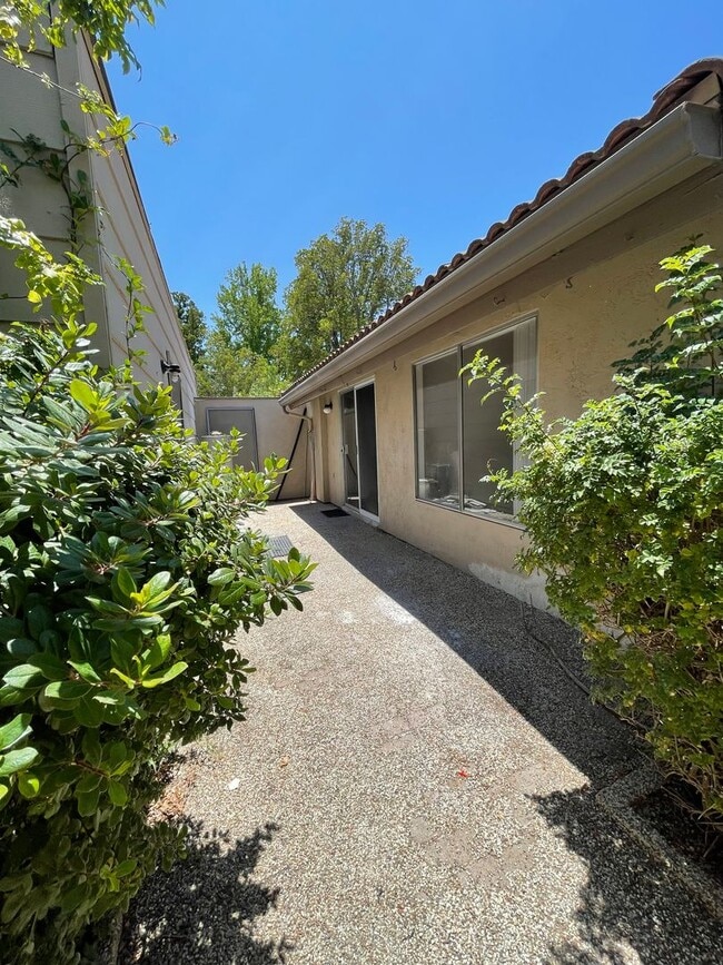 Building Photo - Great Updated  2BR/2BA Single story  Condo...
