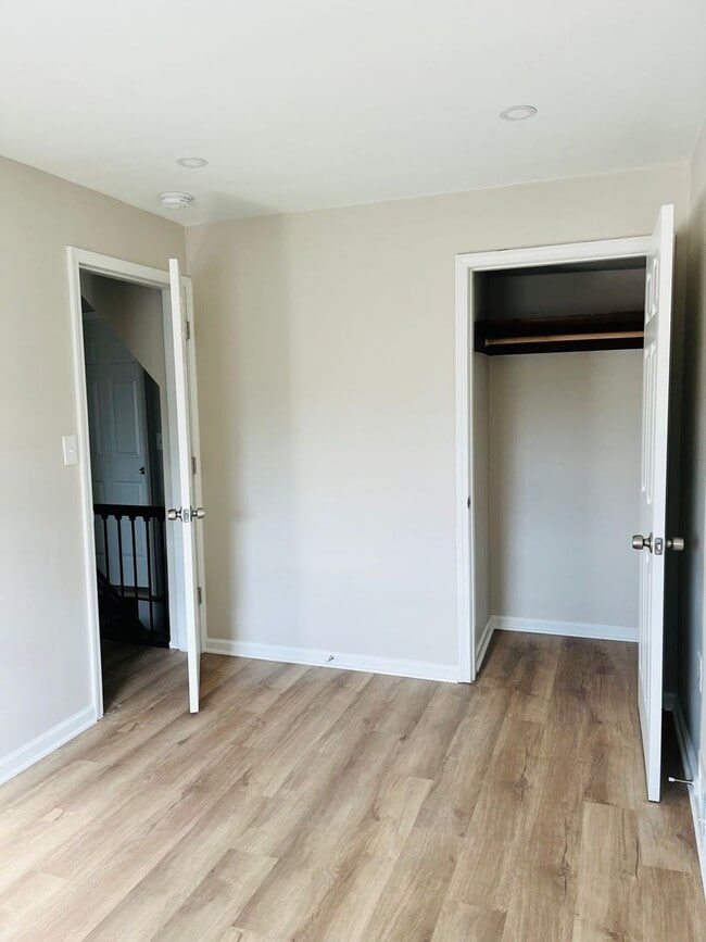Building Photo - Two Bedroom/One Bathroom Townhome one block away from AGH! September 1 move in!