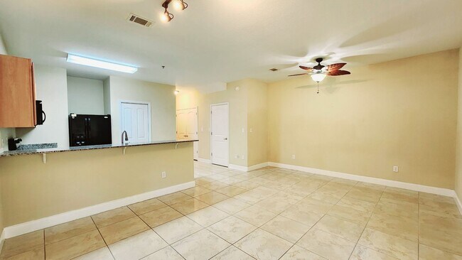 Building Photo - Lovely 2 Bed / 2.5 Bathroom Townhome