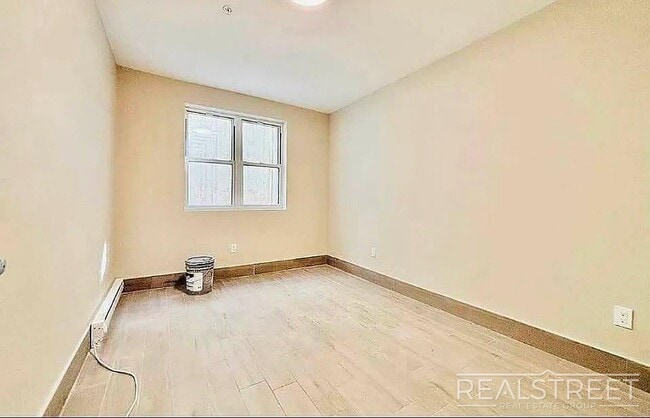 Foto del edificio - Gorgeous 3 Queen Size Bedrooms 1.5 Bath Duplex with Outdoor Space and Private Laundry in Prime Clint