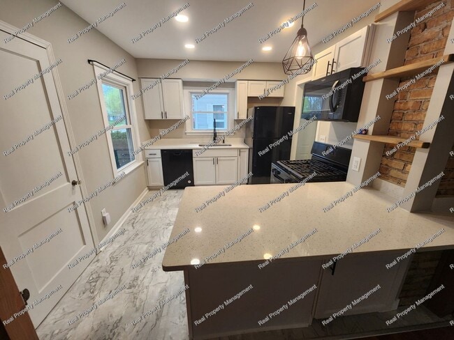 Building Photo - Three Bedroom Munster Cape Cod