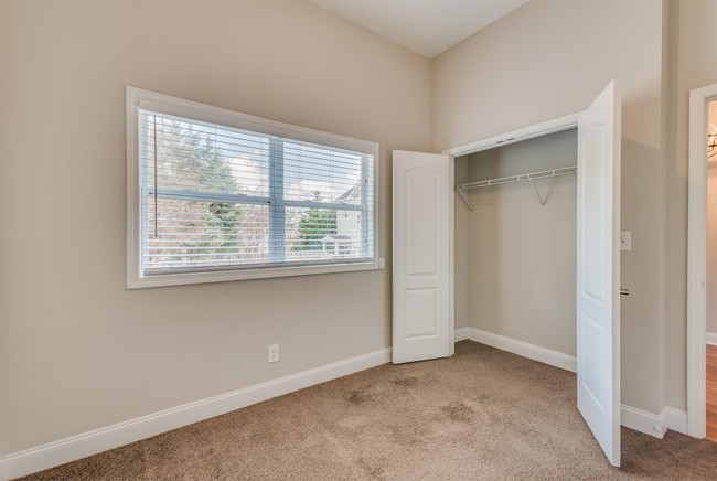 Building Photo - 1575 Laurel Park Cir