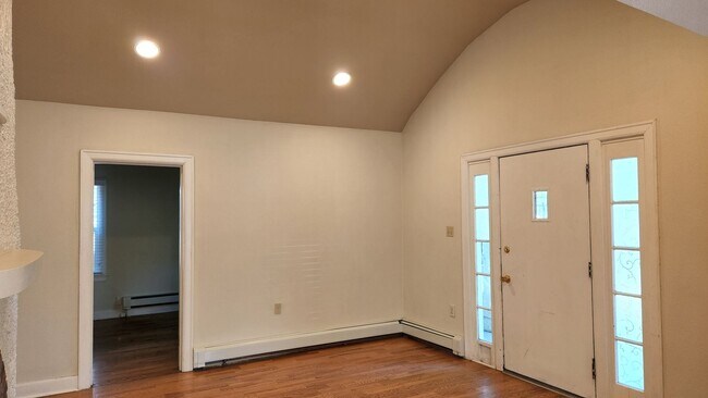 Building Photo - Move in Special! Large Beautiful South Hil...