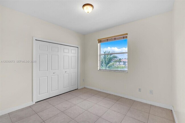 Building Photo - 5149 SW 137th Ave