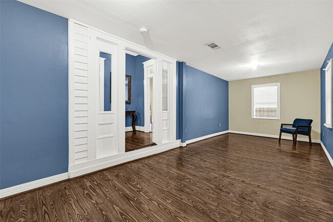 Building Photo - 307 N Live Oak St