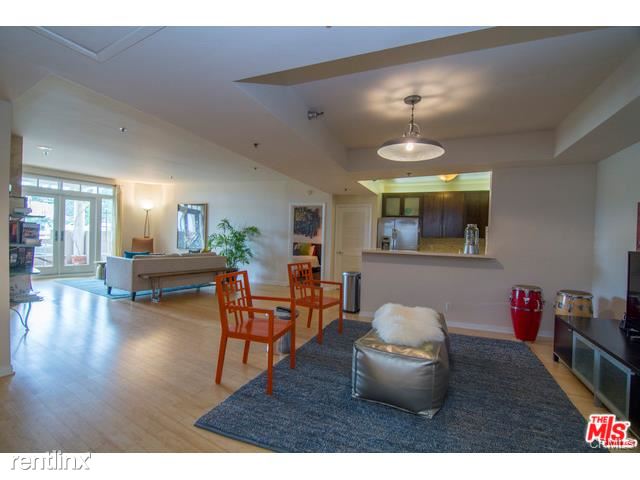 Building Photo - 2222 N Beachwood Dr