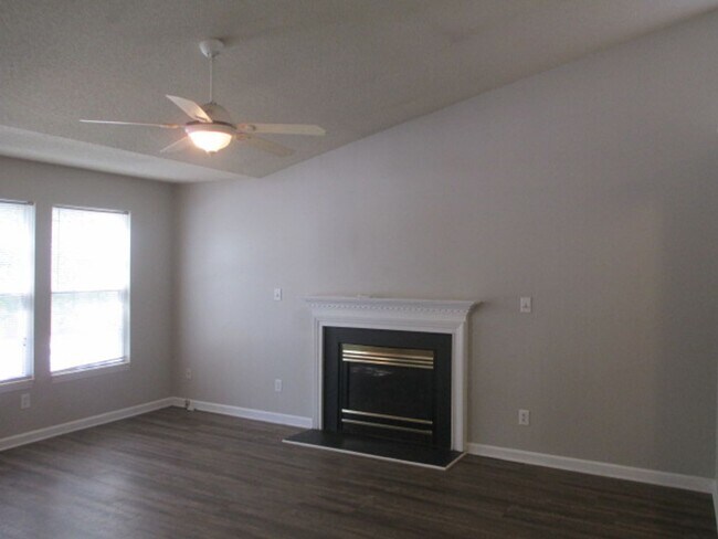 Foto del edificio - Wonderful 3 bedroom, 2 bathroom, home with fenced in yard! Available December 21, 2025!