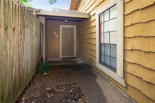 Foto del edificio - 2533 Longmire Dr