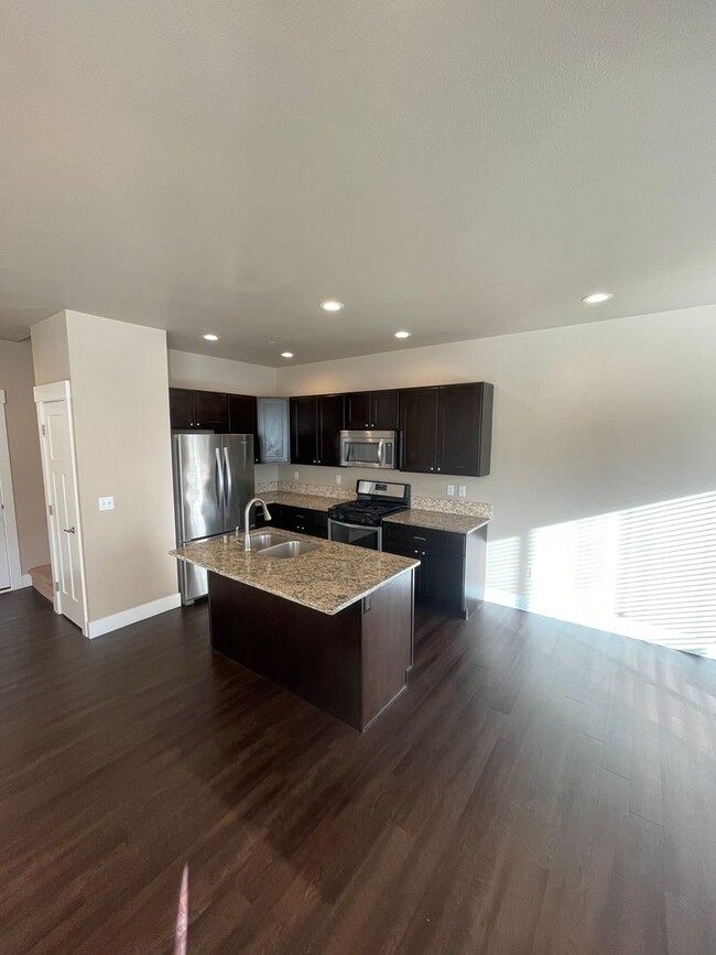Building Photo - $200 Off 1st Full Month’s Rent!  3 Bedroom...
