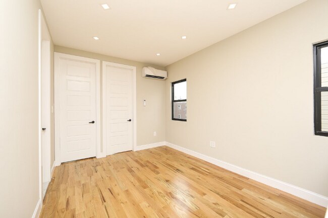Foto del edificio - 936 E 87th St
