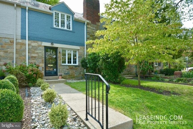 Building Photo - 704 Devon Pl