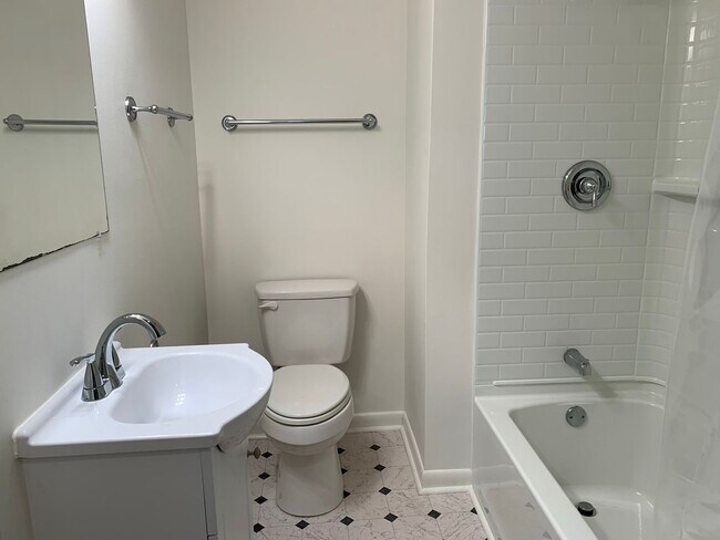 Foto del edificio - One-month FREE rent!  GREAT LOCATION!! RANCH HOME WITH HARDWOODS NEAR DOWNTOWN