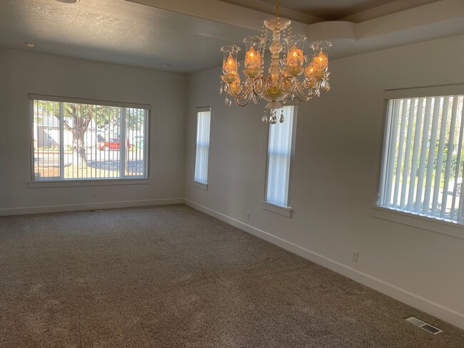 Foto del edificio - Lovely 3 Bed 2 Bath House in River Road Area