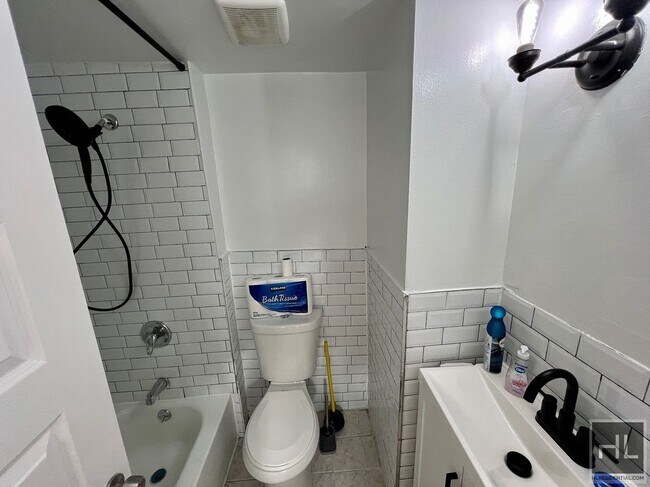 Foto del edificio - 2BR 2BA Sunny Bedstuy Duplex w/ Backyard By Herbert Von King Park
