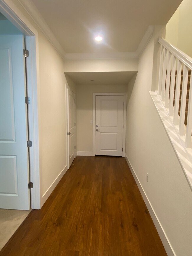 Foto del edificio - ALMOST NEW, SUPER CLEAN 2 BED, 2.5 BATHS, WOOD FLOORS, STAINLESS STEEL APPLIANCES, CLUBHOUSE WITH...