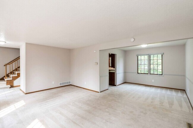 Building Photo - PRIVATE BACKYARD!! 4 Bedroom, 2.5 Bath Home in Urbandale