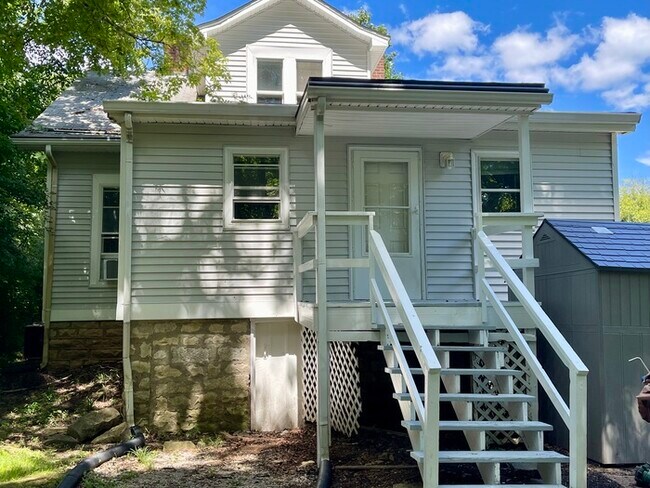 Building Photo - 425 Cherry Ln