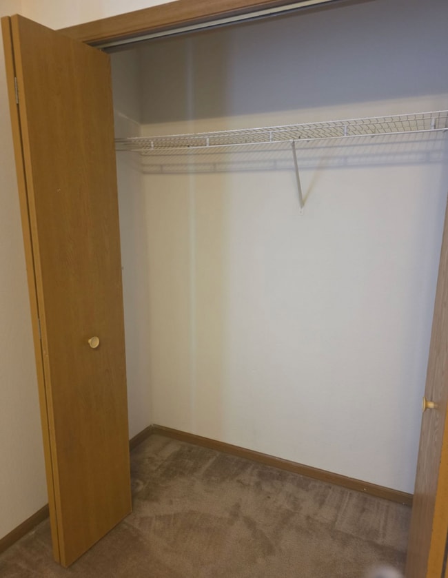 Building Photo - 3 Bed 2.5 Bath 2 Car Garage Split Duplex- Pets ok!