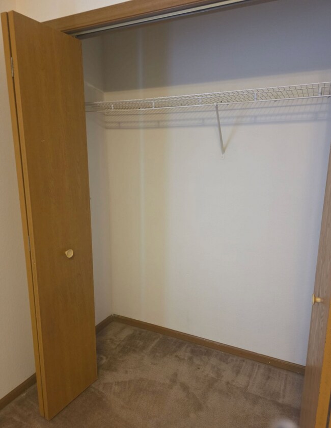 Foto del edificio - 3 Bed 2.5 Bath 2 Car Garage Split Duplex- Pets ok!